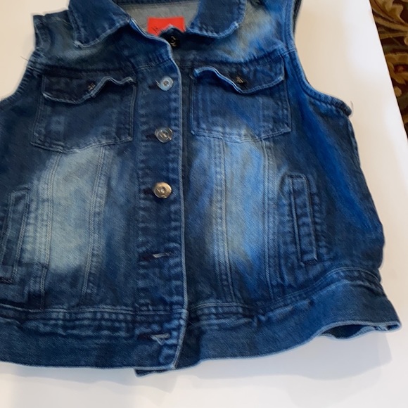 Washed Denim Jean Vest. Buttons and pockets at front. Juniors . Medium - Picture 2 of 10